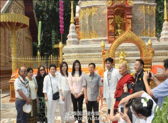 泰國前總理英拉現身清邁佛寺布施,放生上萬條魚