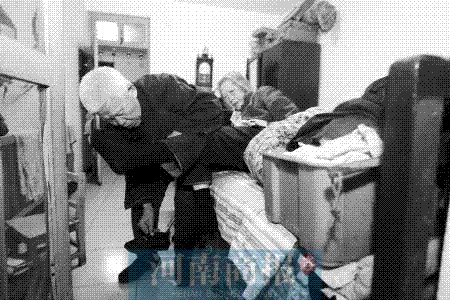 河南79歲丈夫照顧癱瘓妻子43年不離不棄