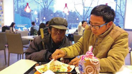 暖新聞：陝西大學生給流浪老人買飯餵飯被贊暖男