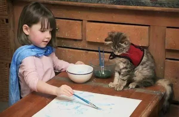 5歲蘿莉的自閉症被一隻貓治好了，還畫出那麼美的畫