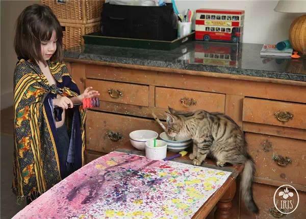 5歲蘿莉的自閉症被一隻貓治好了，還畫出那麼美的畫
