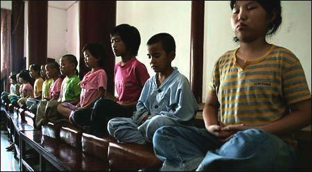 38名暫時出家修行的孩子們與寺里的僧人們一起誦經、打坐