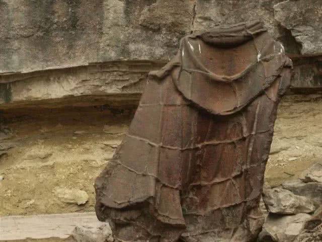天賜衲衣：千年靈岩的鐵袈裟之謎
