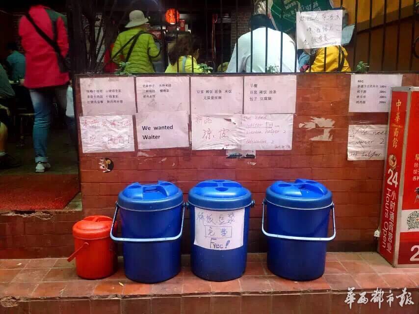 尼泊爾大地震後，成都愛心老闆熬粥免費發放