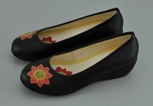 網站居士鞋：雪蓮淺口黑色高級人造皮女鞋（LH001-2A