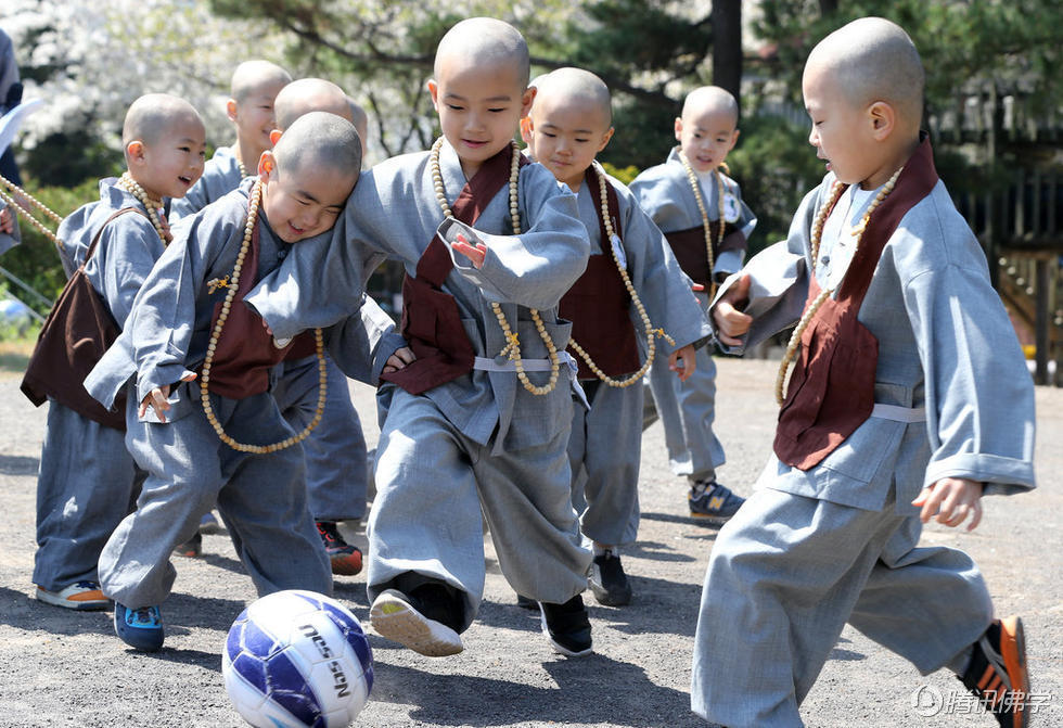 組圖：韓國寺院舉辦足球比賽小和尚開踢