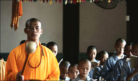 38名暫時出家修行的孩子們與寺里的僧人們一起誦經、打坐