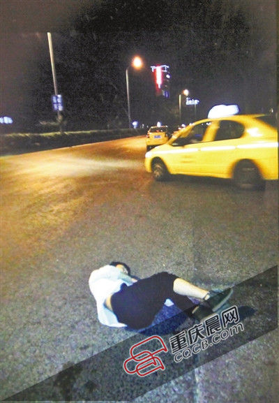 醉酒男凌晨躺在路中間 的哥為其站崗半小時