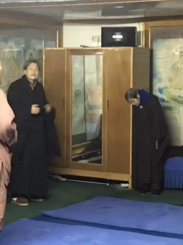 明華居士：極樂世界一定有，這位老菩薩眾目睽睽之下站著就往生去了