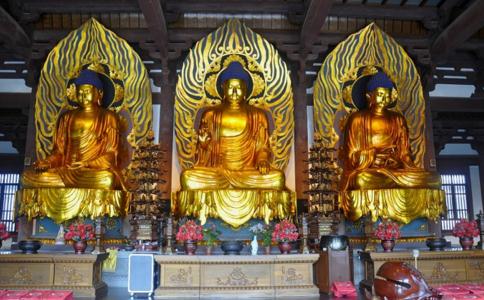 大雄寶殿中的三身佛像是哪三位？