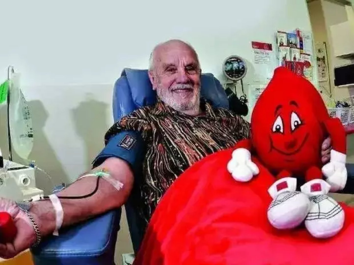 60年堅持獻血救了幾百萬孩子！