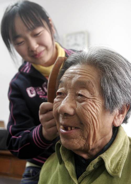 養女付華帶養母求學