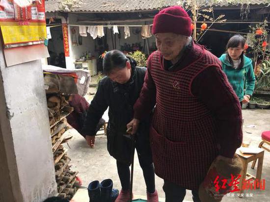 102歲婆婆雙目失明 62歲媳婦寸步不離照顧