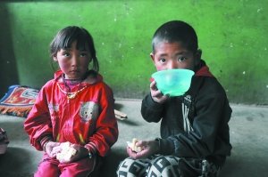 青海藏族小學生：饅頭加開水即為午餐