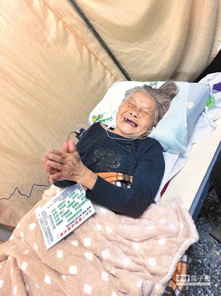 台95歲老太多器官衰竭不治返家聽佛經奇蹟復活