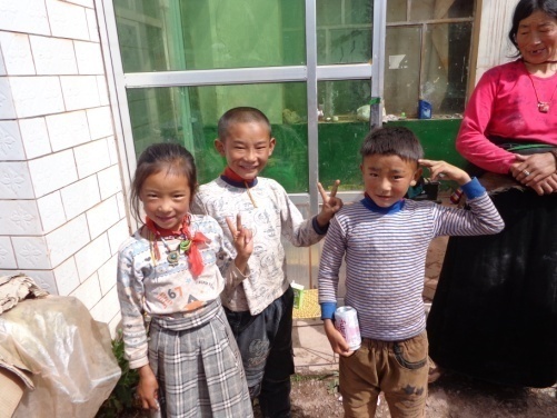 藏區那些貧困失學的孩子們