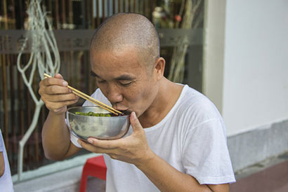 深圳最大海鮮酒樓改賣素餐，百種美食28元賣瘋了