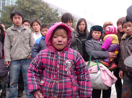 父親將8歲患病女兒遺棄在車站(組圖)