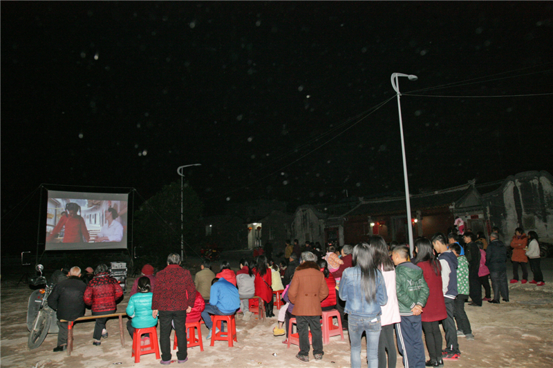 2月13日夜，學佛網在平遠縣差乾鎮放映孝道電影兩部