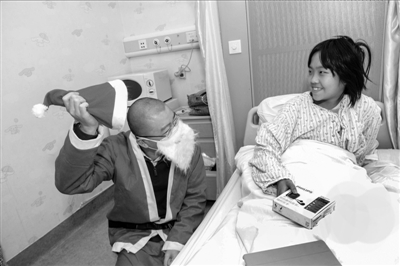 傳遞正能量:北大碩士為愛光頭從白血病人到公益使者 傳遞正能量:北大碩士為愛光頭從白血病人到公益使者