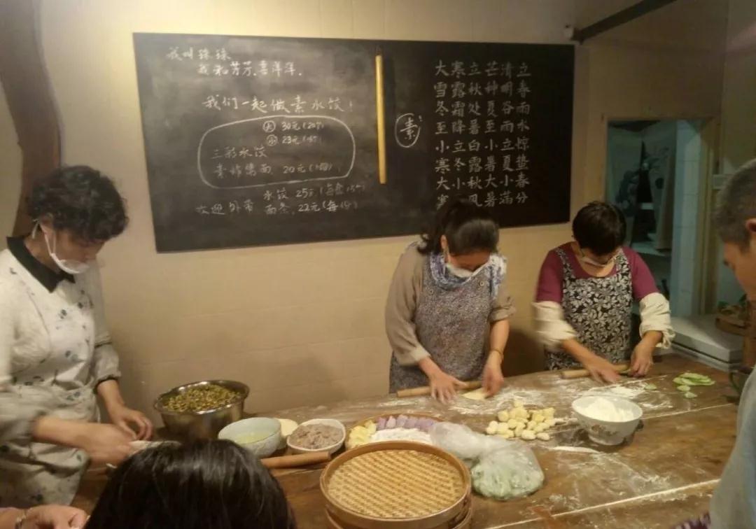 她開了家僅有一張桌子的餃子店，沒有收銀員，無酒無肉，卻治癒無數過客!（轉載）