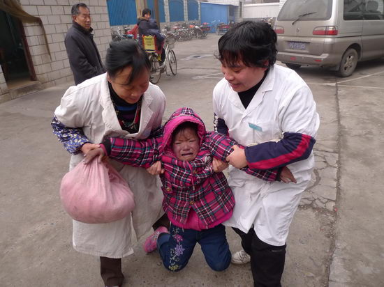 父親將8歲患病女兒遺棄在車站(組圖)