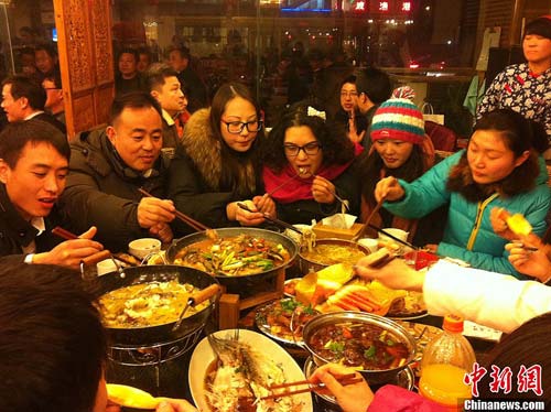陳游標率員工吃酒店剩飯，號召節約糧食