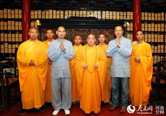 瘋狂英語創始人李陽皈依佛門 師從釋永信