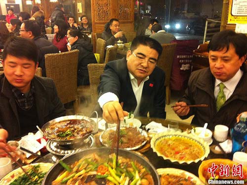 陳游標率員工吃酒店剩飯，號召節約糧食