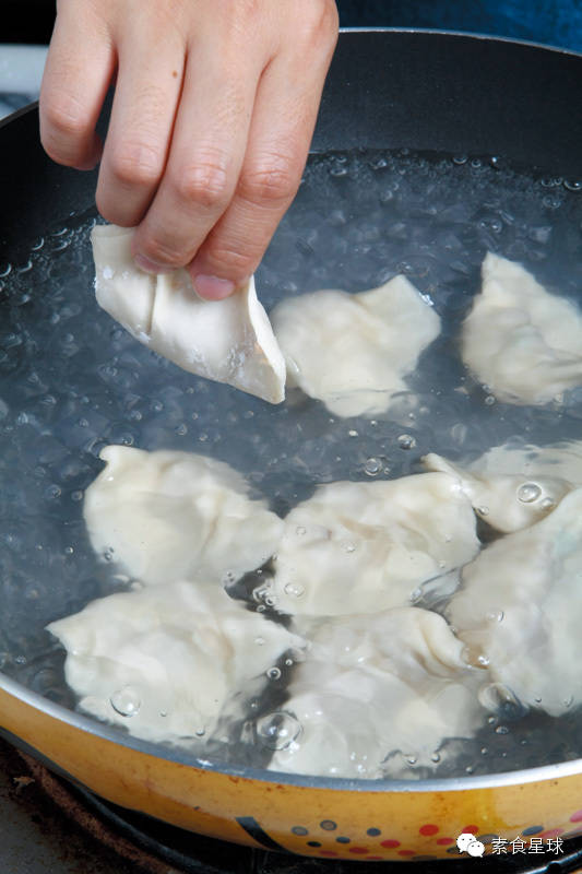 暖暖冬至情：北方吃餃子餛飩，南方吃湯圓