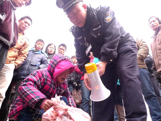 父親將8歲患病女兒遺棄在車站(組圖)