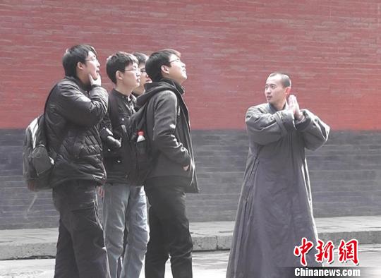 少林寺僧人義務導遊引關注，遊客感覺在聽禪