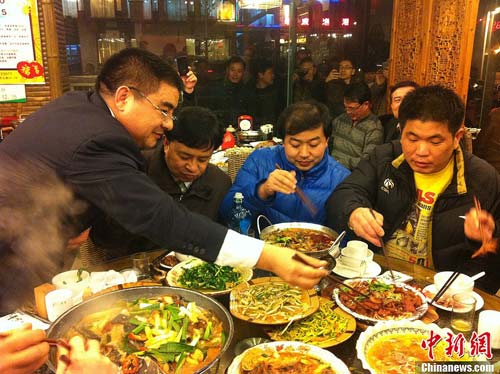 陳游標率員工吃酒店剩飯，號召節約糧食