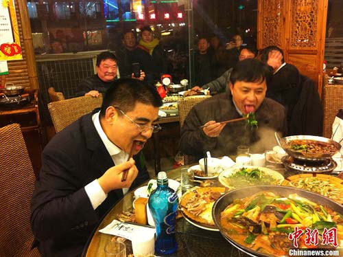 陳游標率員工吃酒店剩飯，號召節約糧食