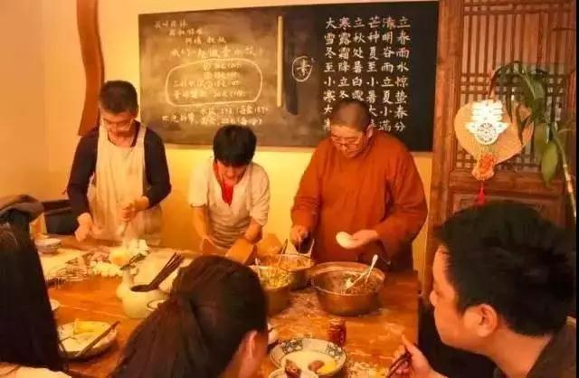 她開了家僅有一張桌子的餃子店，沒有收銀員，無酒無肉，卻治癒無數過客!（轉載）