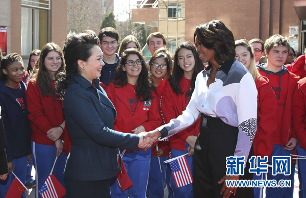 彭麗媛揮毫寫下「厚德載物」贈米歇爾
