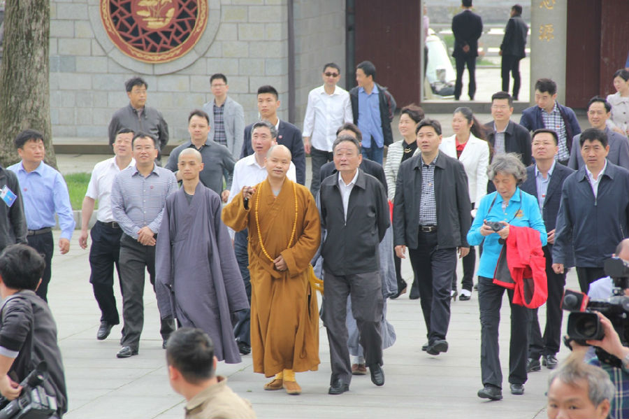 吳邦國現身江西參觀真如禪寺 與方丈互贈墨寶