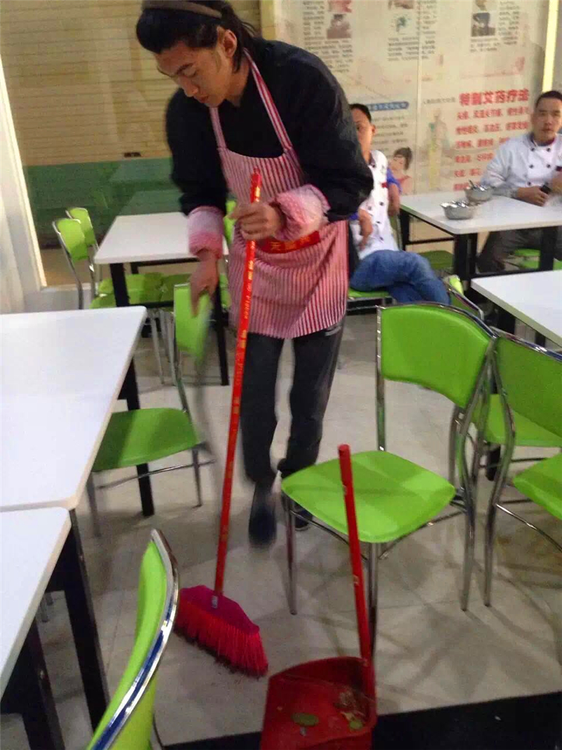無量光免費齋菜館的故事：高文化年輕人住酒店來當義工