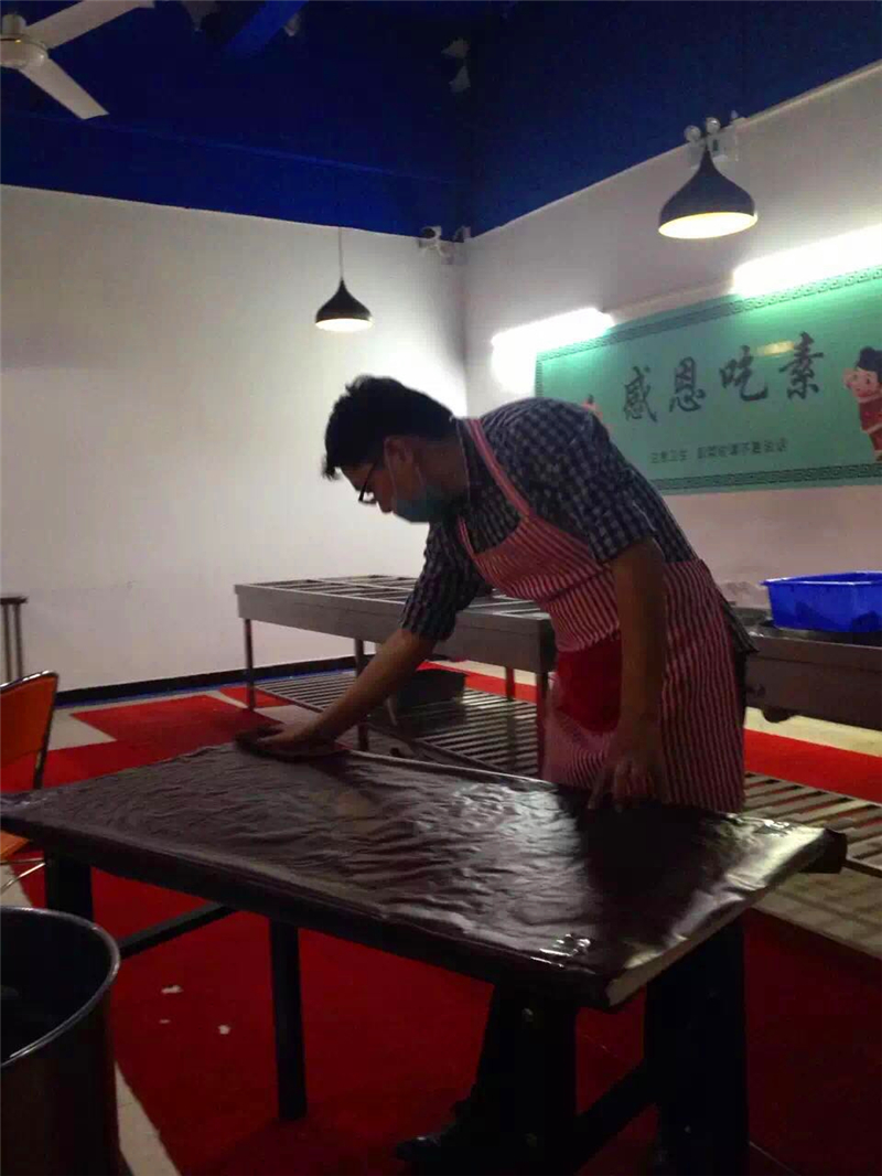 無量光免費齋菜館的故事：高文化年輕人住酒店來當義工