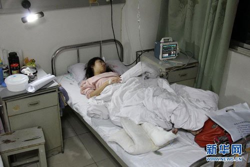 南昌20餘名農民工齊力抬車救下車禍被壓女孩