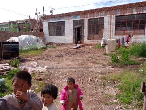 藏區那些貧困失學的孩子們