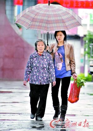 美麗女警在丈夫去世14年後帶婆婆出嫁（組圖）